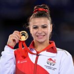 Claudia fragapane retratada com uma medalha de ouro para a final do piso feminino, em SSE Hydro, durante os Jogos da Commonwealth em Glasgow em 2014