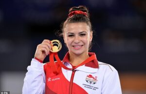 Olímpico estritamente, a estrela forçada a sair de casa depois de ser perseguida e assediada por uma garota obcecada de 15 anos que apareceu à sua porta. Quando ela apareceu, ela causou seu “medo e ansiedade”. Claudia fragapane retratada com uma medalha de ouro para a final do piso feminino, em SSE Hydro, durante os Jogos da Commonwealth em Glasgow em 2014