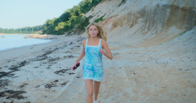 Milly Alcock como Simone em 