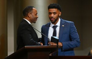 Orçamento do prefeito de Oakland por dois anos pedidos para cortes de empregos, mas não inclui policiais Orçamento do prefeito de Oakland por dois anos pedidos para cortes de empregos, mas não inclui policiais