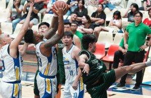 Os Hotshots são 5-0 e não têm problema em destruir o dyip patético. Jameslaput da Magnolia (centro) vence nesse jogo de rebote apertado. —AGUTA DELA CRUZ