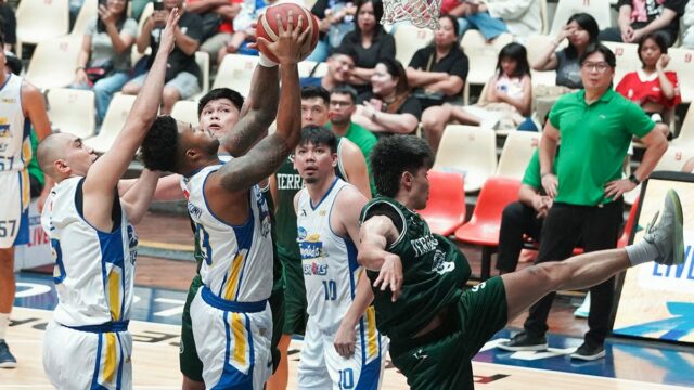 Jameslaput da Magnolia (centro) vence nesse jogo de rebote apertado. —AGUTA DELA CRUZ