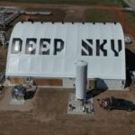 Alex Petre, CEO da Deep Sky, é retratado durante um passeio pela instalação Innisfail da empresa.