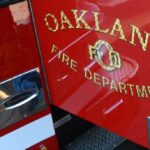 Os bombeiros de Oakland resgatam os moradores do apartamento em chamas