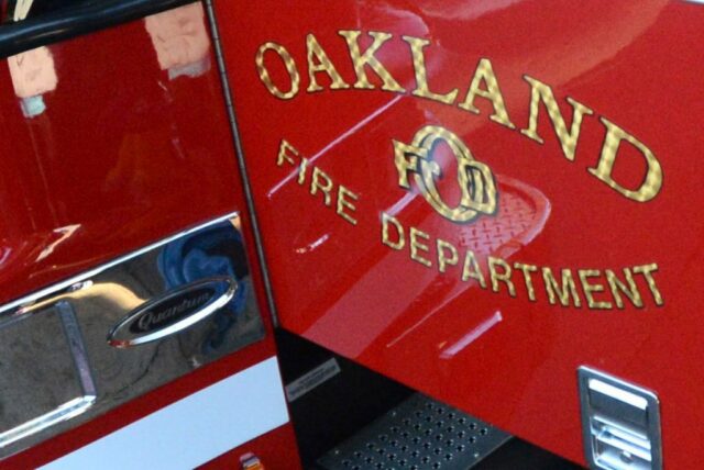 Os bombeiros de Oakland resgatam os moradores do apartamento em chamas

