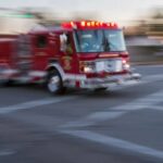 Os bombeiros de Oakland respondem ao fogo em uma casa de dois andares