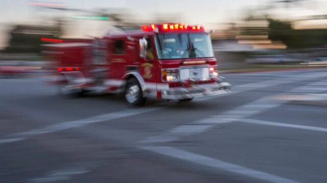 Os bombeiros de Oakland respondem ao fogo em uma casa de dois andares



