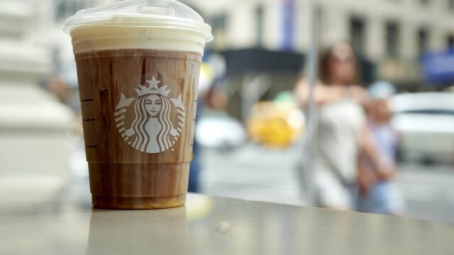 Os dias de espuma fria da Starbucks está aqui. Como receber sua espuma fria de graça




