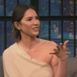 Olivia Munn se abre com o arrependimento de ter o nome de sua filha Mei June no episódio de segunda -feira tarde da noite com Seth Meyers.