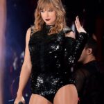 Taylor Swift estreou uma música de sua reputação altamente antecipada (versão de Taylor) no episódio da história da Handmaid; Na foto em 2018 durante sua turnê