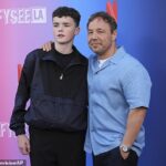 Os fãs ficaram surpresos com o drástico crescimento de Owen Cooper após o papel de adolescentes que foram para Los Angeles no início desta semana