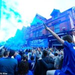 Os fãs do Everton inundaram as ruas antes da última partida do clube em Goodison Park no domingo