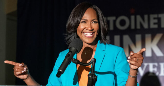 Kevin Thoms como Jed Bonds, Tony Robinette como Henry Clatterbuck, Robert Craighead como governador Irwin Harper e Terri J. Vaughn como Antoinette Dunkson em 