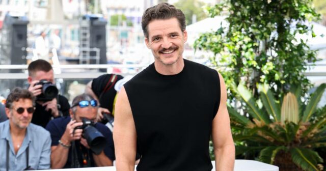 Os fãs sedan para o tanque muscular de Pedro Pascal e bíceps impressionante em Cannes

