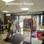 Os funcionários da Tesco jogam caixas de metal e cestas em liffros de choque na frente de clientes horrorizados