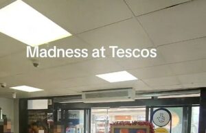 Os funcionários da Tesco jogam caixas de metal e cestas em liffros de choque na frente de clientes horrorizados Os funcionários da Tesco jogam caixas de metal e cestas em liffros de choque na frente de clientes horrorizados