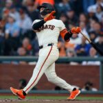 O Giants de São Francisco Dave Groeschner é assistido por Justin Verlander se joga no campo, na manhã de quarta -feira, 21 de maio de 2025 no Oracle Park em San Francisco, News Carl Mondon/Bay Area News Group