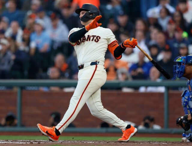 Os gigantes do SF parecem sair da rota esquerda na O Giants de São Francisco Dave Groeschner é assistido por Justin Verlander se joga no campo, na manhã de quarta -feira, 21 de maio de 2025 no Oracle Park em San Francisco, News Carl Mondon/Bay Area News Group