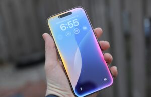 A Apple agora vendeu três bilhões de iPhones iPhone 16 Pro Max Siri held in hand