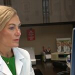 Gastroenterologista da Universidade de Miami Dra. Maria Abreu acredita que um fator que contribui para a ascensão do câncer de cólon é uma mudança no microbioma do corpo que pode ser causado por vários emulsificantes em alimentos modernos
