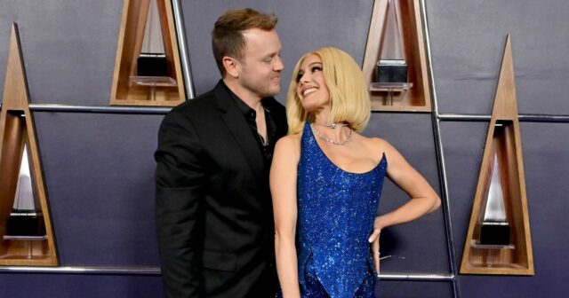 Os melhores casais de celebridades no tapete vermelho do American Music Awards 2025

