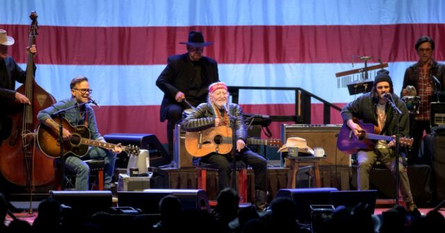 Os melhores momentos de Willie Nelson e Bob Dylan no Hollywood Bowl

