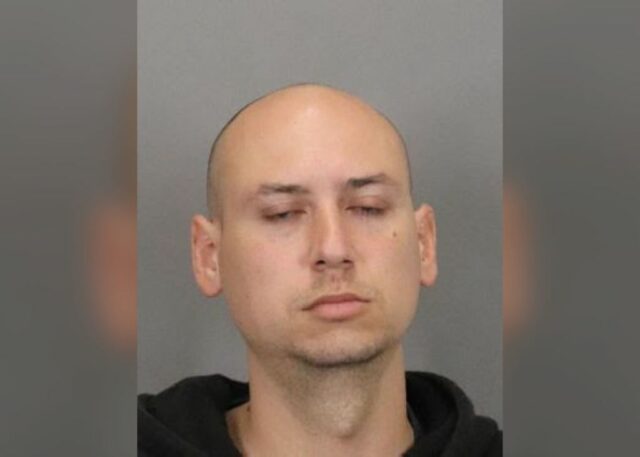O Andrew Gutierrez, de 31 anos, de San Jose, é um paramédico no condado de Santa Clara, que foi preso em 29 de abril de 2025 porque, segundo a polícia, ele suspeitava de coletar e distribuir abuso sexual de crianças. (Departamento de Polícia de San Jose)