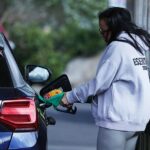 Os preços da gasolina caíram para quase quatro anos no mínimo em relatórios de boas -vindas para 17 metros de motoristas, que previam chegar ao fim de semana de férias no fim de semana de férias