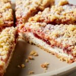 Os presentes de cereja tapiante trazem o equilíbrio para esta velha torta de ricota.