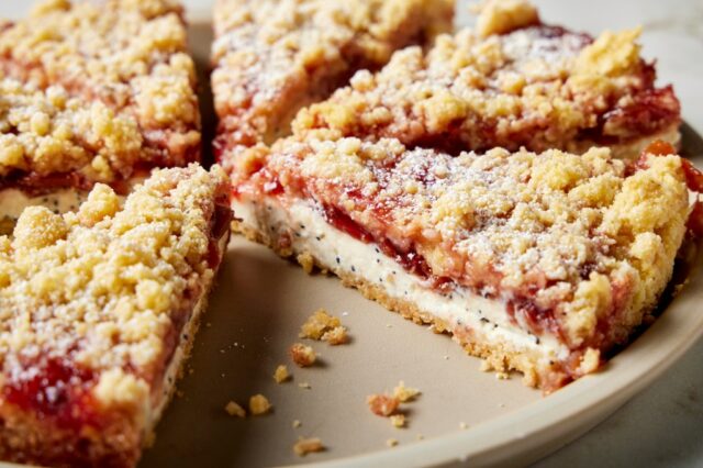 Os presentes de cereja tapiante trazem o equilíbrio para esta velha torta de ricota.

