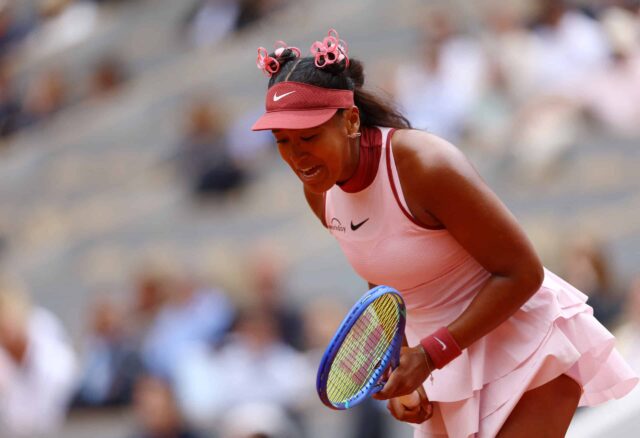 Tênis - Aberto da França - Roland Garros, Paris, França - 26 de maio de 2025 Naomi Osaka do Japão reage a Paula Badasa da Espanha na partida da primeira rodada