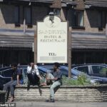 Hotel Sandpiper, logo atrás do histórico Chesterfield na rural Derbyshire, é usado para acomodar os requerentes de asilo por cerca de dois anos