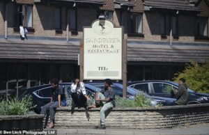 Os residentes locais afirmam que os requerentes de asilo que estão trocando fora do hotel pedirão dinheiro e verão nossas janelas. Hotel Sandpiper, logo atrás do histórico Chesterfield na rural Derbyshire, é usado para acomodar os requerentes de asilo por cerca de dois anos
