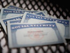 Violação de dados na gigante de verificação de crédito 700Credit afeta pelo menos 5,6 milhões a close up shot of several Social Security cards on a chequered mat.