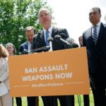 Os advogados de segurança de armas participam de uma conferência de imprensa que apresenta a proibição de armas de assalto de 2025 em 30 de abril de 2025 em Washington, DC. A legislação proibiria a fabricação e venda de armas de assalto no nível estadual para ajudar a evitar futuros tiroteios em massa. (Foto de Kevin Dietsch/Getty Images)