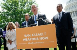 Os senadores da Califórnia renovam esforços para proibir a arma de assalto Os advogados de segurança de armas participam de uma conferência de imprensa que apresenta a proibição de armas de assalto de 2025 em 30 de abril de 2025 em Washington, DC. A legislação proibiria a fabricação e venda de armas de assalto no nível estadual para ajudar a evitar futuros tiroteios em massa. (Foto de Kevin Dietsch/Getty Images)