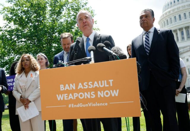 Os advogados de segurança de armas participam de uma conferência de imprensa que apresenta a proibição de armas de assalto de 2025 em 30 de abril de 2025 em Washington, DC. A legislação proibiria a fabricação e venda de armas de assalto no nível estadual para ajudar a evitar futuros tiroteios em massa. (Foto de Kevin Dietsch/Getty Images)