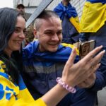 Prisioneiros de guerra ucranianos Yuriy Yuzvyak compartilha um momento feliz com sua esposa Olena depois de passar meses na prisão russa