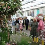 Queen Camilla (segundo da direita) assistiu à floricultura funerária da exposição, criada pela equipe de flores de despedida em Cheslea Flower Show