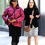 Jyotibala Patel (à esquerda), retratada do lado de fora da Suprema Corte de Londres, participa de uma disputa de sete anos com um vizinho em sua casa em Ilford, no leste de Londres