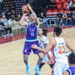 Combine o Alec Stockton, da Fiberxers, durante uma partida da PBA Filipin Cup contra o Northport Batang Pier.