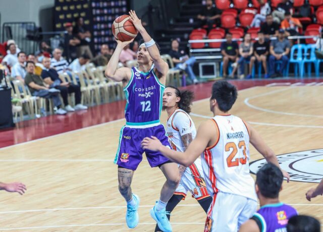 Combine o Alec Stockton, da Fiberxers, durante uma partida da PBA Filipin Cup contra o Northport Batang Pier.