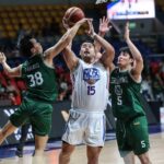 O novato Lex Brandon Ramirez, Terrafirma Dyip contra uma partida da PBA Philipin Cup.