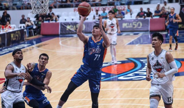 Meralco é uma partida da PBA Filipin Cup contra o Blackwater Bossing.