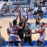 O Calvin Oftana, do TNT Tropang 5G, durante um jogo da PBA Filippine Cup contra o San Miguel Beermen.