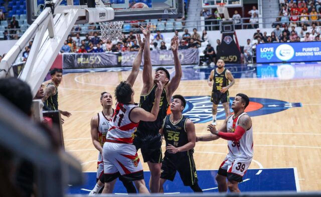 O Calvin Oftana, do TNT Tropang 5G, durante um jogo da PBA Filippine Cup contra o San Miguel Beermen.