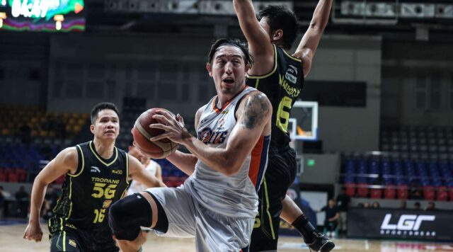 Meralco Cliff Hodge durante uma partida da PBA Filipin Cup contra o Magnolia Hotshots. Hodge recebeu severas penalidades por sua falta em Zavier Lucero.