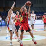Don Trollono, de San Miguel Beermen, durante um jogo da PBA Philippine Cup contra o Phoenix.