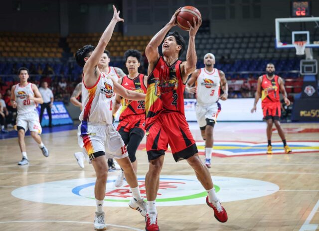 Don Trollono, de San Miguel Beermen, durante um jogo da PBA Philippine Cup contra o Phoenix.