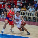 O Scottie Thompson, do Barangay Ginebra Gin Kings, durante a partida da PBA Philipin Cup contra o Phoenix Fuel Masters.